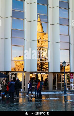 Fischer Bastion Reflexion in den Fenstern einer modernen Kaffeehauskette an einem sonnigen Wintertag in Budapest, Hauptstadt von Ungarn. Stockfoto