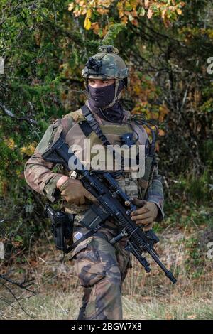 CAYLUS, FRANKREICH - NOVEMBER 14: Ein Soldat Ausbildung in Südfrankreich Wald für die Falcon Amarante Mission, Occitanie, Caylus, Frankreich am November 14, Stockfoto