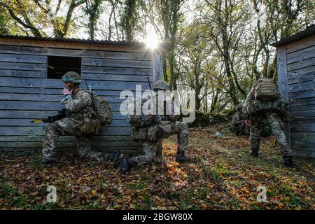 CAYLUS, FRANKREICH - NOVEMBER 14: Französische, britische und amerikanische Fallschirmjäger trainieren gemeinsam im Südfrankreich-Wald für den Falcon Amarante missio Stockfoto