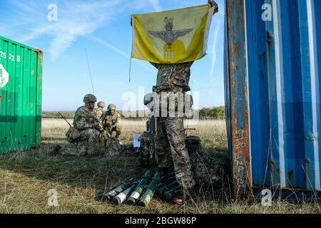 CAYLUS, FRANKREICH - NOVEMBER 14: Soldat mit der Flagge des 3. Fallschirmjägerregiments während der Ausbildung der Falcon Amarante Mission, Occitanie Stockfoto