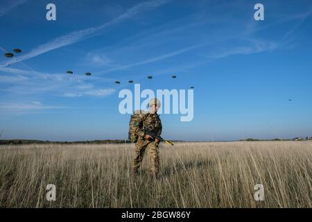 CAYLUS, FRANKREICH - NOVEMBER 14: Soldat während der Ausbildung der Falcon Amarante Mission, während Fallschirmjäger zusammen aus einem Flugzeug in Sou springen Stockfoto