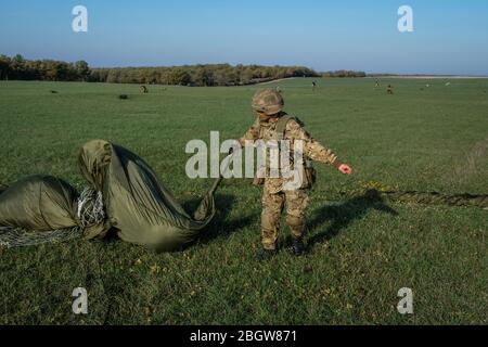 CAYLUS, FRANKREICH - NOVEMBER 14: Ein Soldat, der seinen Fallschirm nach seinem Sprung aus einem Flugzeug in Südfrankreich faltet, um den Falcon Amarante m zu trainieren Stockfoto