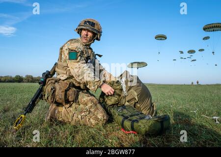 CAYLUS, FRANKREICH - NOVEMBER 14: Ein Soldat, der seinen Fallschirm nach seinem Sprung aus einem Flugzeug in Südfrankreich faltet, um den Falcon Amarante m zu trainieren Stockfoto