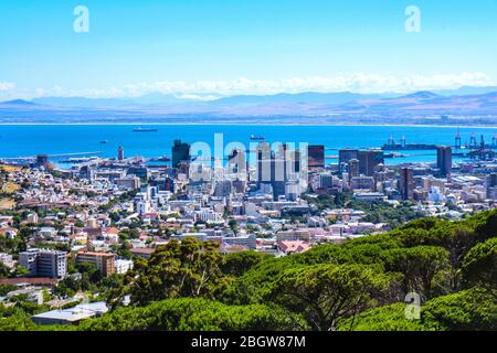 Skyline von Kapstadt, Westkap, Südafrika, von der Hälfte des Tafelbergs aus gesehen. Stockfoto