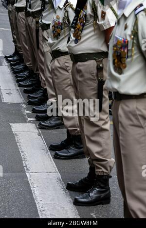 TOULOUSE, FRANKREICH - 14. JULI: Die französischen Fallschirmjäger und Polizeikräfte ziehen während der Feier des 14. juli, dem tag der bastille, am Languedoc-Sre Stockfoto