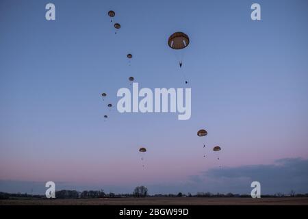 TOULOUSE, FRANKREICH - FEBRUAR 07: Fallschirmjäger springen während ihres Trainings in Südfrankreich aus dem Flugzeug, bevor sie in Afrika zum Krieg gehen, für Barkhane Stockfoto