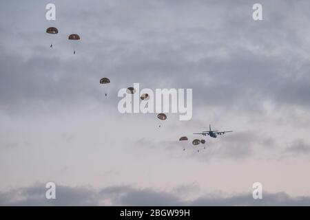 TOULOUSE, FRANKREICH - FEBRUAR 07: Fallschirmjäger springen während ihres Trainings in Südfrankreich aus dem Flugzeug, bevor sie in Afrika zum Krieg gehen, für Barkhane Stockfoto