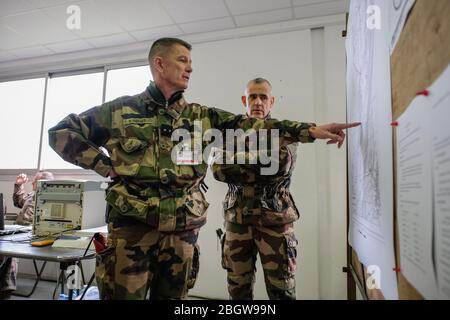 TOULOUSE, FRANKREICH - FEBRUAR 07: Fallschirmjäger bereiten sich während ihres Trainings in Südfrankreich vor, um in Afrika in den Krieg zu ziehen, für Barkhane milita Stockfoto