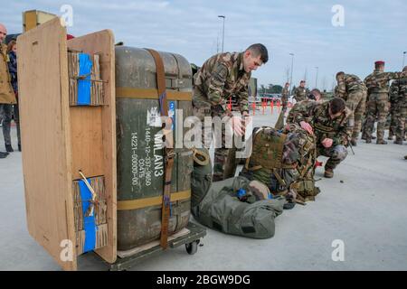 TOULOUSE, FRANKREICH - FEBRUAR 07: Fallschirmjäger bereiten ihre Ausrüstung während ihrer Ausbildung in Südfrankreich vor, bevor sie in Afrika in den Krieg ziehen, für Barkh Stockfoto