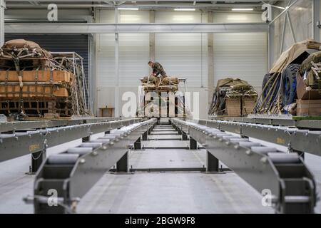 TOULOUSE, FRANKREICH - FEBRUAR 07: Fallschirmjäger bereiten ihre Ausrüstung während ihrer Ausbildung in Südfrankreich vor, bevor sie in Afrika in den Krieg ziehen, für Barkh Stockfoto