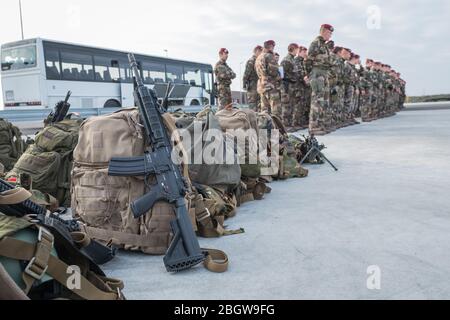 TOULOUSE, FRANKREICH - FEBRUAR 07: Fallschirmjäger bereiten ihre Ausrüstung während ihrer Ausbildung in Südfrankreich vor, bevor sie in Afrika in den Krieg ziehen, für Barkh Stockfoto