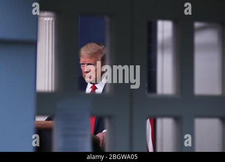 Washington, Usa. April 2020. Präsident Donald J. Trump nimmt an der Coronavirus Task Force-Briefing über COVID-19-Pandemie im James S. Brady Press Briefing Room des Weißen Hauses in Washington, DC, USA, am 22. April 2020 Teil. Foto von Michael Reynolds/UPI Quelle: UPI/Alamy Live News Stockfoto