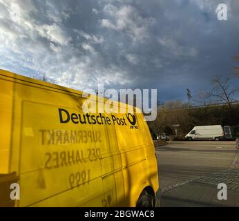 München, Deutschland - 2. Feb 2020: Seitenansicht des gelben Volkskwagen Deutche Post DHL Postverteilwagen in großem Lagerparkplatz Stockfoto