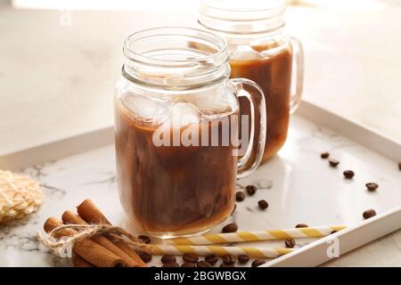 Mason Gläser mit leckeren kalten Kaffee auf Tablett Stockfoto