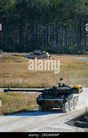 JACKSONVILLE, USA - OKTOBER 27: Zwei fahrende Panzer während der Amphibious Bold Alligator Übung, die von der US Navy und dem Marine Corps auf der E organisiert wird Stockfoto