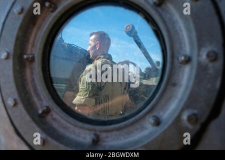 JACKSONVILLE, USA - OKTOBER 21: Ein französischer Soldat mit einem Panzer hinter ihm macht sich bereit für die amphibische Bold Alligator Übung, die von der US N organisiert wird Stockfoto
