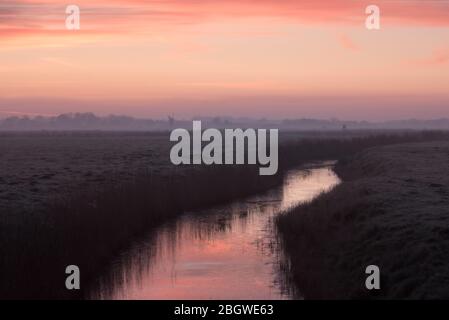 Tagesbeginn in der Abtei St. Benet.Rosa Sonnenaufgang über dem Bach i- Abtei St. benet, Februar 2018 Stockfoto