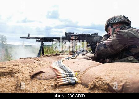 TAPA, ESTLAND - AUGUST 26: Französische Armee schießt im Wald in Estland, Viru, Tapa, Estland am 26. august 2017 in Tapa, estland. Stockfoto