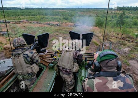 TAPA, ESTLAND - AUGUST 26: Französische Armee schießt im Wald in Estland, Viru, Tapa, Estland am 26. august 2017 in Tapa, estland. Stockfoto