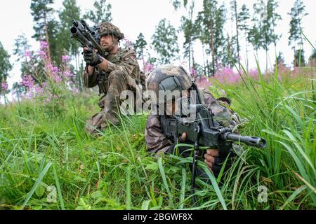 TAPA, ESTLAND - 25. AUGUST: Französische und britische Soldaten während der Luchsmission Viru, Tapa, Estland am 25. august 2017 in Tapa, estland. Stockfoto