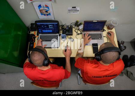 TAPA, ESTLAND - 24. AUGUST: Französische Soldaten vor ihrem Computer nach Übungen, Viru, Tapa, Estland am 24. august 2017 in Tapa, estland. Stockfoto