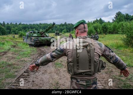 TAPA, ESTLAND - 23. AUGUST: Französischer Legionär, der am 23. august 2017 in Tapa, estland, einen Leclerc-Panzer in Estland, Viru, Tapa, Estland, führt. Stockfoto