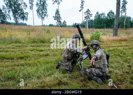 TAPA, ESTLAND - 22. AUGUST: Französische Soldaten der Legion benutzen Artillerie während der Luchsmission, Viru, Tapa, Estland am 22. august 2017 in Tapa, estland. Stockfoto