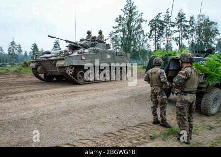 TAPA, ESTLAND - 22. AUGUST: britische Soldaten fahren einen Panzer vor französischen Soldaten der Lynx Mission, Viru, Tapa, Estland am 22. august 2017 in Tapa Stockfoto