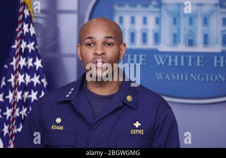 Washington, DC, USA. April 2020. DER US-Chirurg General Jerome Adams wird von Mitgliedern der Coronavirus Task Force begleitet, um im James S. Brady Press Briefing Room des Weißen Hauses in Washington, DC, USA, am 22. April 2020 Anmerkungen zur COVID-19-Pandemie zu halten.Quelle: Michael Reynolds/Pool via CNP dpa/Alamy Live News Stockfoto