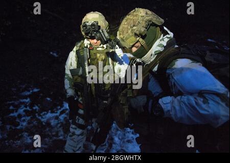 CHAMONIX, FRANKREICH - JANUAR 29: Zwei Soldaten in den Bergen bei einer Überquerung in der Nacht mit der GMHM (High Mountain Military Group), AUV Stockfoto