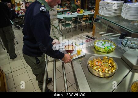 CHAMONIX, FRANKREICH - JANUAR 30: Ein Soldat, der sein Abendessen in der Militärschule des Hochgebirges isst, um die zukünftigen Bergjäger, Auvergne-Rhô, zu trainieren Stockfoto