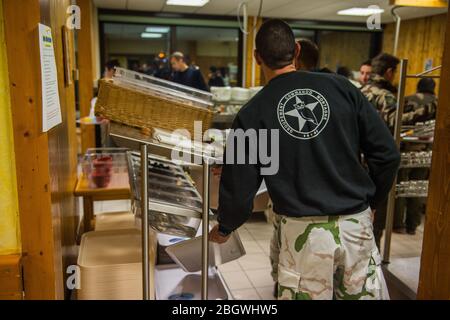 CHAMONIX, FRANKREICH - JANUAR 30: Ein Soldat, der sein Abendessen in der Militärschule des Hochgebirges isst, um die zukünftigen Bergjäger, Auvergne-Rhô, zu trainieren Stockfoto