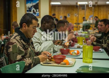 CHAMONIX, FRANKREICH - JANUAR 30: Soldaten essen ihr Abendessen in der Militärschule des Hochgebirges und trainieren die zukünftigen Alpinjäger, Auvergne-Rhône-Al Stockfoto