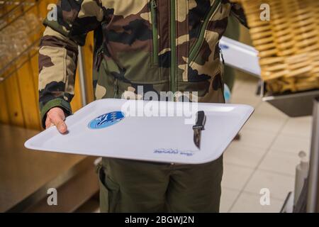 CHAMONIX, FRANKREICH - JANUAR 30: Ein Soldat, der sein Abendessen in der Militärschule des Hochgebirges isst, um die zukünftigen Bergjäger, Auvergne-Rhô, zu trainieren Stockfoto