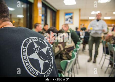 CHAMONIX, FRANKREICH - JANUAR 30: Das Logo des GCM (groupement commando montagne) während Soldaten ihr Abendessen beim Hochgebirgsmilitärs essen Stockfoto