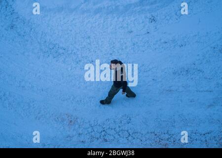 CHAMONIX, FRANKREICH - JANUAR 30: Ein Soldat, der im Schnee auf der Militärschule des Hochgebirges unterwegs ist, trainiert die zukünftigen Alpinjäger, Auvergne-Rhône-A Stockfoto