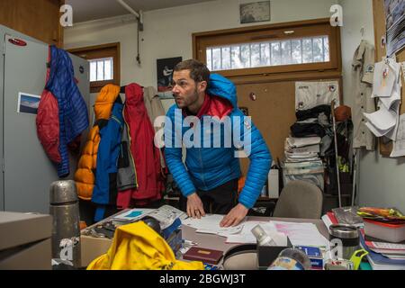 CHAMONIX, FRANKREICH - JANUAR 30: Ein Soldat bereitet sich auf eine Übung in der Militärschule des Hochgebirges vor und trainiert die zukünftigen Alpinjäger, Auverg Stockfoto