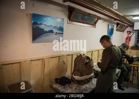 CHAMONIX, FRANKREICH - FEBRUAR 03: Soldaten bereiten sich auf eine Ski-Übung in der Bergmilitärschule vor und trainieren zukünftige Alpinjäger, Auvergne-Rh Stockfoto