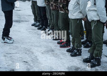 CHAMONIX, FRANKREICH - FEBRUAR 05: Soldat stehen im Schnee vor einer Ski-Übung in der High Mountain Militärschule Ausbildung zukünftige Alpin Jäger, EIN Stockfoto
