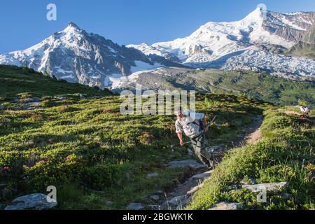 CHAMONIX, FRANKREICH - JULI 01: Ein Soldat läuft während einer Wanderübung mit der Bergmilitärschule Ausbildung der zukünftigen Alpin Jäger, Auve Stockfoto