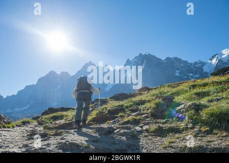 CHAMONIX, FRANKREICH - JULI 01: Ein Soldat bei einer Wanderübung mit der Bergmilitärschule, die die zukünftigen Alpinjäger, Auve, trainiert Stockfoto