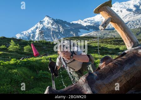 CHAMONIX, FRANKREICH - JULI 01: Ein Soldat, der sich während einer Wanderübung mit der Bergmilitärschule ausruhte, um die zukünftigen Bergjäger zu trainieren, Stockfoto