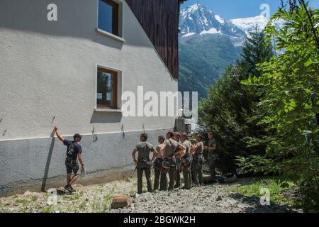 CHAMONIX, FRANKREICH - JULI 01: Soldaten trainieren das Klettern während einer Wanderübung mit der Bergmilitärschule, die die zukünftigen Alpinjäger trainiert Stockfoto