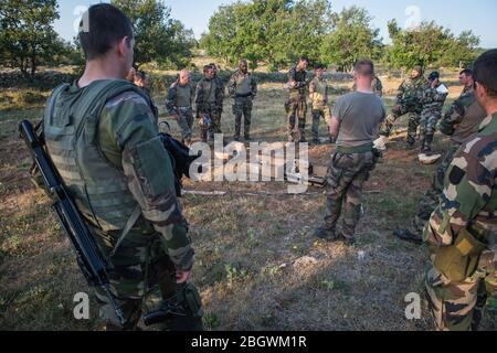 DRAGUIGNAN, FRANKREICH - JULI 21: Vorbereitung im Wald des Canjuers Lager von französischen Soldaten verlassen für vier Monate OPEX in Mali als Teil der Stockfoto