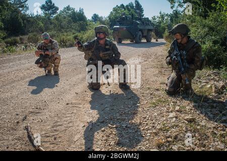 DRAGUIGNAN, FRANKREICH - JULI 21: Simulation des Konflikts zwischen Soldaten und Teroristen mit falschen Leichen, falschen Terroristen und falschen Wunden während der Vorbereitung Stockfoto