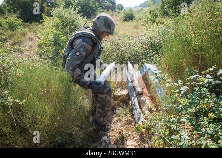 DRAGUIGNAN, FRANKREICH - JULI 21: Ein Mann hält eine Rakete während einer Simulation des Konflikts zwischen Soldaten und Teroristen mit gefälschten Leichen, gefälschte Terroristen Stockfoto