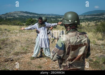 DRAGUIGNAN, FRANKREICH - JULI 21: Ein Mann, der während einer Simulation eines Konflikts zwischen Soldaten und Teroristen mit falschen Leichen, falschen Terroristen verhaftet wird Stockfoto