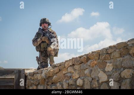 DRAGUIGNAN, FRANKREICH - JULI 21: Simulation des Konflikts zwischen Soldaten und Teroristen mit falschen Leichen, falschen Terroristen und falschen Wunden während der Vorbereitung Stockfoto