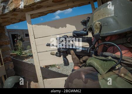 DRAGUIGNAN, FRANKREICH - JULI 21: Ein Mann, der im Rahmen seiner Waffe während einer Simulation des Konflikts zwischen Soldaten und Teroristen mit gefälschten Leichen anvisiert Stockfoto