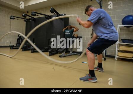 JACKSONVILLE, USA - OKTOBER 21: französische Soldaten trainieren im Fitnesscenter vor der von der US Navy organisierten Übung des amphibischen Bold Alligator Stockfoto